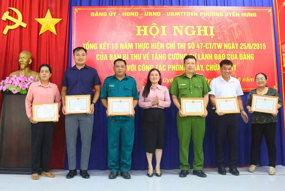Uyên Hưng Nâng Tầm Phòng Cháy Chữa Cháy 10 Năm Hiệu Quả 1 Các tập thể, cá nhân được UBND phường Uyên Hưng khen thưởng vì đã có thành tích xuất sắc trong 10 năm thực hiện Chỉ thị số 47-CT/TW