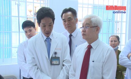 Khen thưởng đột xuất bác sĩ Võ Thái Trung và ê kíp thực hiện ca vi phẫu thuật ghép chi đầu tiên ở Bình Dương