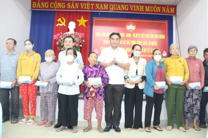 Lãnh đạo tỉnh thăm, tặng quà gia đình chính sách trên địa bàn TP.Thuận An