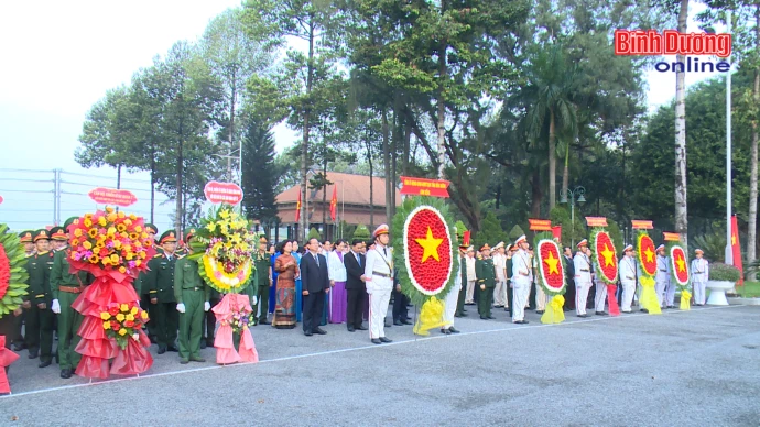 Lãnh đạo tỉnh viếng Nghĩa trang Liệt sĩ