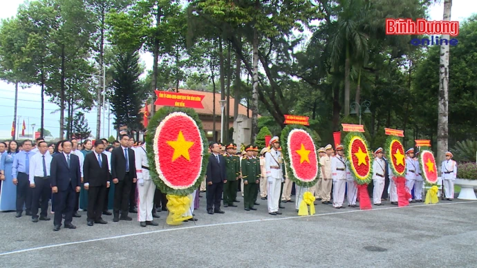 Lãnh đạo tỉnh viếng Nghĩa trang liệt sĩ tỉnh nhân kỷ niệm 95 năm Ngày thành lập Đảng