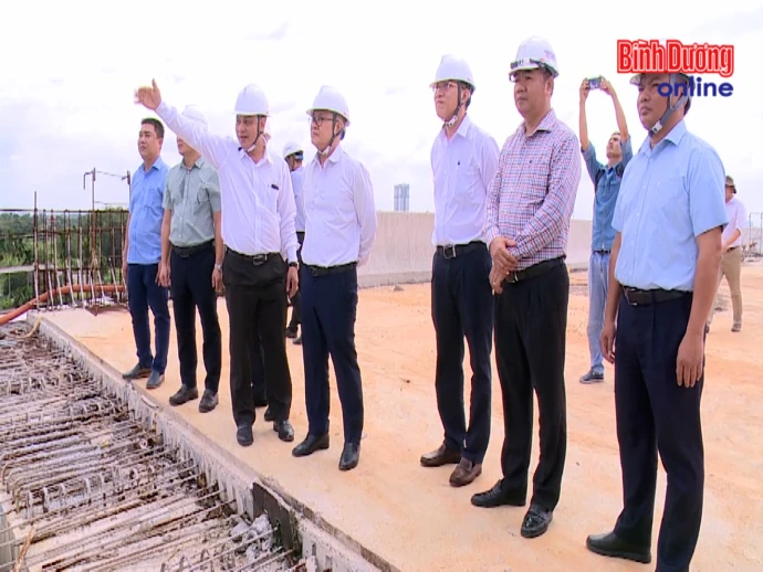 Hợp long cầu 600 tỉ đồng bắc qua sông Sài Gòn