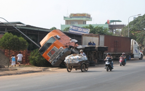 Tránh xe máy, một xe container lật nhào