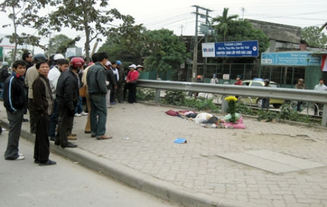 Nữ sinh viên bị tàu hoả kéo lê 20m