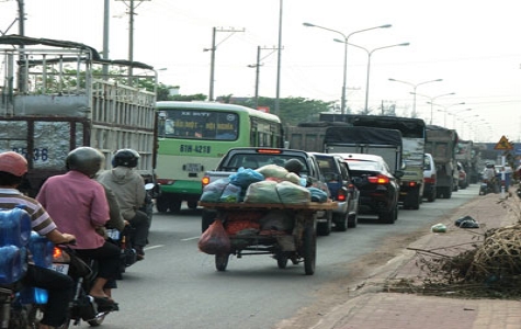 Kẹt xe hơn một giờ trên đoạn đường rẽ vào Khu công nghiệp Đại Đăng