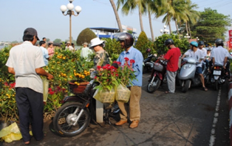 Giá thực phẩm tăng, hoa tết giảm ngày cuối năm