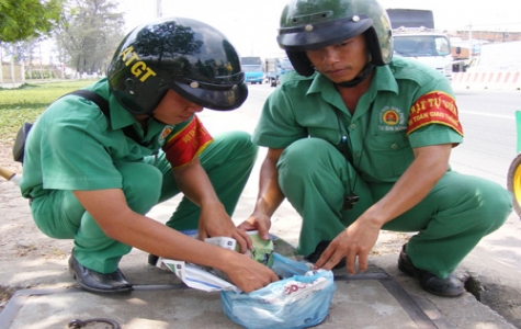 Đội An toàn giao thông và dịch vụ công ích mỗi ngày thu gom gần 1 kg đinh trên Quốc lộ 13