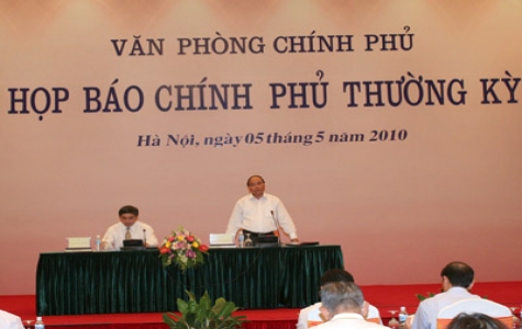 Chính phủ: Tăng lương, không tăng lượng tiền