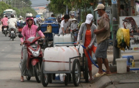 TP.HCM: Khát nước sạch, dân phải mua nước với giá 'cắt cổ'