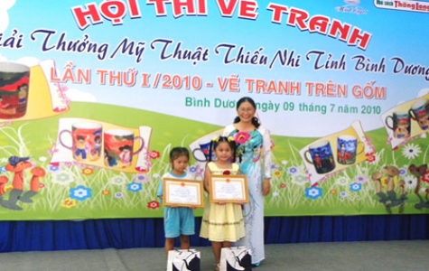 Tổng kết Hội thi vẽ tranh “Giải thưởng mỹ thuật thiếu nhi tỉnh Bình Dương” lần I-2010 - Thể loại vẽ tranh trên gốm: 41 giải thưởng được trao cho các “họa sĩ nhí”