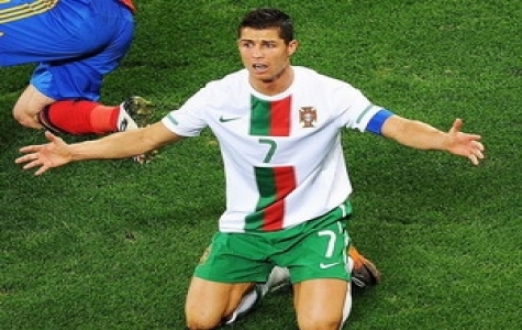 Mẹ của con trai Cristiano Ronaldo là... bồi bàn?