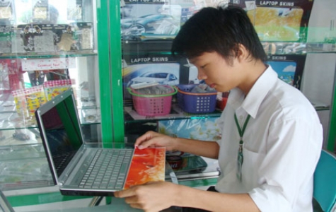 Nghề dán laptop - làm chơi ăn thật!