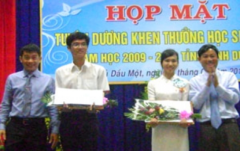 Trao Quỹ Tài năng trẻ cho 2 học sinh đỗ thủ khoa đại học