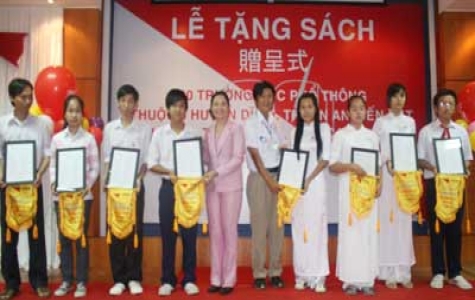 Công ty TNHH Yazaki EDS Việt Nam: Tặng 3.6000 đầu sách cho 90 trường học