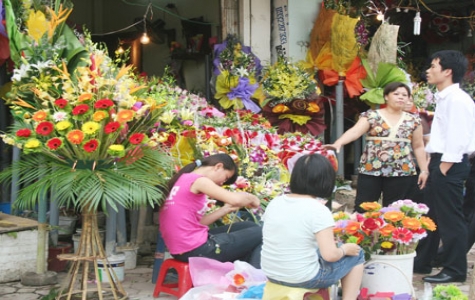 Quà tặng tràn ngập, hoa tươi tăng giá dịp 20-10