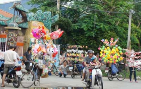 Mạnh tay hơn với hàng rong trước cổng trường