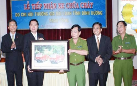 Hiệp hội Thương gia Đài Loan tặng Bình Dương 2 xe chữa cháy