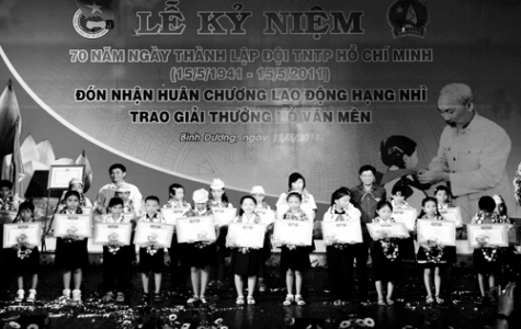 Giải thưởng Hồ Văn Mên: Tiếp sức học sinh nghèo đến trường