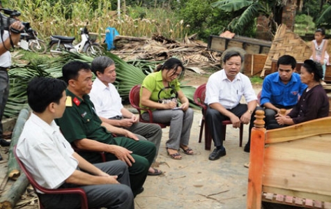 Lốc xoáy làm hàng trăm ngôi nhà bị đổ, tốc mái