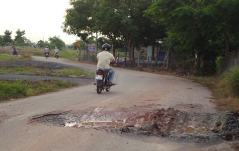 Đường vào Khu Tái định cư Phú Mỹ lại bị “băm nát”!