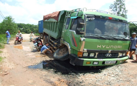 Xe ben gãy trục bánh trước vì “ổ gà”