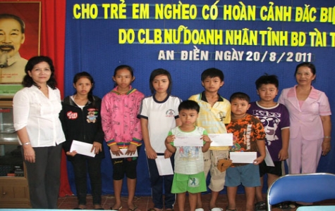 Câu lạc bộ Nữ doanh nhân Bình Dương tặng hơn 70 học bổng cho học sinh nghèo