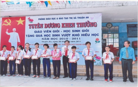 Tặng hơn 30 triệu đồng cho Quỹ Khuyến học TX.Thuận An