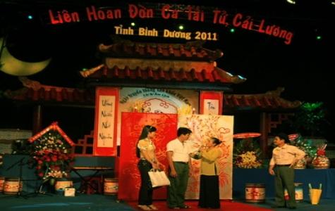 Liên hoan Đờn ca tài tử - Cải lương tỉnh Bình Dương năm 2011:Món quà thiết thực, đầy ý nghĩa nhân ngày Sân khấu Việt Nam