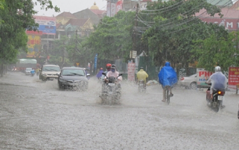 Mưa to tại miền Trung, lũ lớn trên sông miền Nam