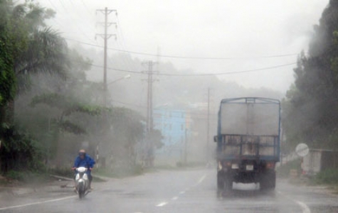 Bão Nesat đổ bộ, hàng trăm nhà tốc mái