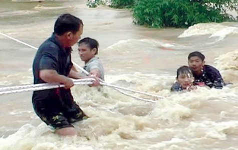 Miền Trung gồng mình chống lũ lớn