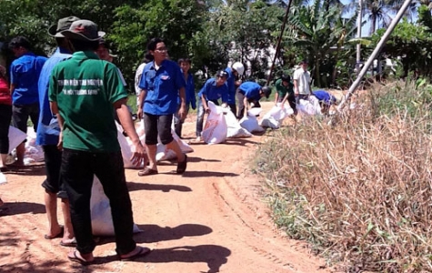 300 đoàn viên thanh niên giúp dân khắc phục ngập úng