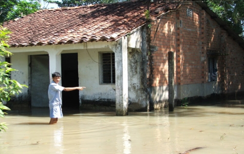 Nhanh chóng khắc phục các đoạn đê bị vỡ và giúp dân, bảo vệ an toàn tính mạng, tài sản cho nhân dân