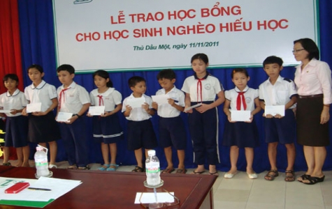 Hội Khuyến học TX.Thủ Dầu Một:  Trao 51 suất học bổng cho học sinh nghèo hiếu học