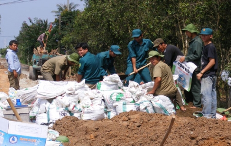 Hơn 100 dân quân, thanh niên tình nguyện khắc phục đê bao bị vỡ