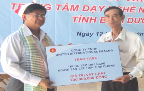 Công ty TNHH United International Pharma: Tặng 100 triệu đồng cho Trung tâm Dạy nghề người tàn tật Bình Dương