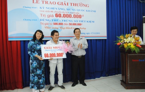 Vietinbank Bình Dương trao thưởng chương trình "Dùng thẻ - trúng sổ tiết kiệm" và "Kỳ nghỉ vàng mừng Quốc Khánh"