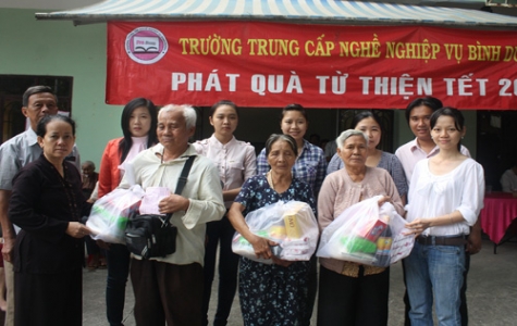 Trường Trung cấp Nghề nghiệp vụ Bình Dương: Tặng quà tết cho hộ nghèo