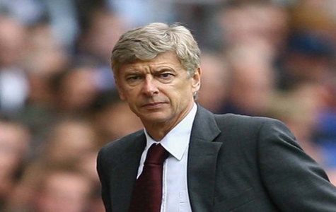 HLV Arsene Wenger bị phản ứng sau trận thua MU