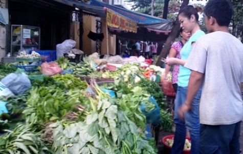 Chợ hoạt động, rau xanh, đồ tươi sống đắt hàng