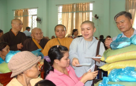 Đầu xuân hành hương hành thiện...