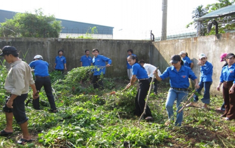 Thanh niên công nhân giữ vệ sinh chung cư