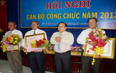 100% công chức - viên chức văn phòng UBND tỉnh đạt danh hiệu Lao động tiên tiến