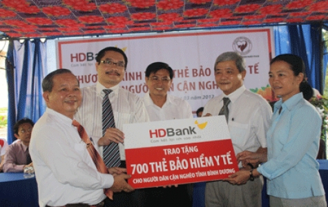 Ngân hàng HDBank tặng 700 thẻ Bảo hiểm Y tế cho người nghèo tỉnh Bình Dương