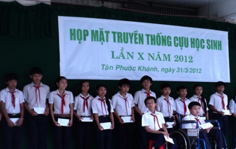 Cựu học sinh trường Trung học Châu Thành quan tâm khuyến học, khuyến tài