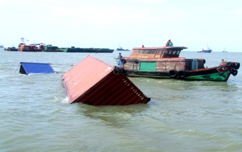 Tàu chở 66 container linh kiện, ôtô chìm ở Vũng Tàu