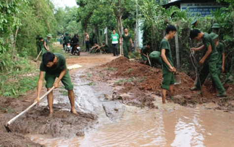 Cán bộ, chiến sĩ Sư đoàn 7 ra quân làm công tác dân vận bằng hành động cụ thể