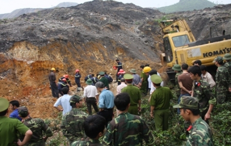 Vụ sạt lở bãi thải mỏ than: tích cực tìm kiếm 5 nạn nhân còn lại