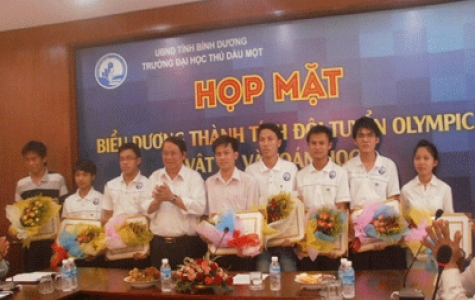 Trường Đại học Thủ Dầu Một tổ chức họp mặt biểu dương đội tuyển Olympic Vật lý và Toán học