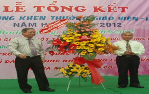 Trường Trung - tiểu học Pétrus Ký tổng kết năm học 2011-2012